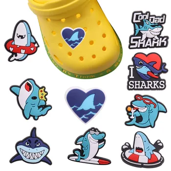 Mix 50PCS PVC Pracky Zaniesť Kawaii Shark Croc Charms Nosenie Náramkov Sandále Doplnky, Dekorácie pre Kapely Otvor Topánky Ozdoby